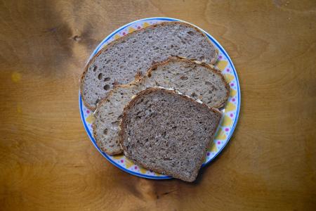 Deutschlands Stolz ist die Brotvielfalt - hier zum Beispiel Kürbiskernbrot, Vollkornbrot und Mischbrot. (Symbolbild)