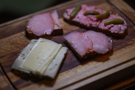 Belegte Brotscheiben: mit Käse, Schinken, Zwiebelmettwurst. (Symbolbild)