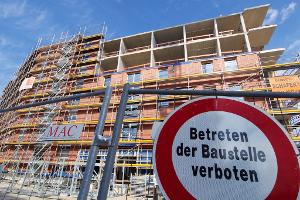 Fast der Hälfte der deutschen Wohnungsbaufirmen fehlen Aufträge.