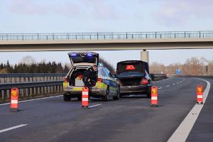 Polizisten stoppen den flüchtigen Autofahrer auf der Autobahn 31. 