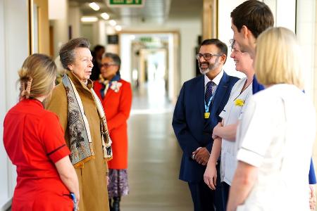 Prinzessin Anne besucht Klinik in Bristol, in der sie behandelt wurde Prinzessin Anne besucht Klinik in Bristol, in der sie behandelt wurde