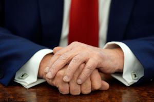 Was unterzeichnen diese Hände als Nächstes? Die US-Präsidentschaft Donald Trumps schürt Befürchtungen in der deutschen Wirtschaft. (Symbolbild)