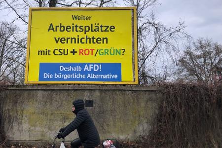 Auffälliges Gelb - mit einer mehr als zwei Millionen Euro teuren Plakatkampagne wirbt ein AfD-Anhänger aus Österreich in ganz Deutschland für die Wahl der Rechten. Auffälliges Gelb - mit einer mehr als zwei Millionen Euro teuren Plakatkampagne wirbt ein AfD-Anhänger aus Österreich in ganz Deutschland für die Wahl der Rechten.