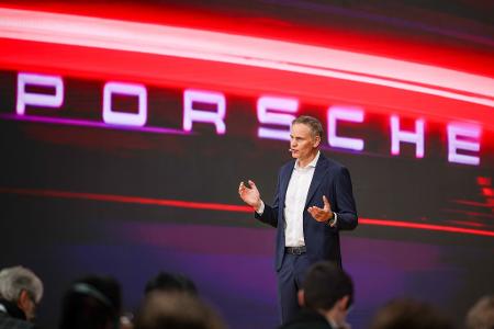 Unter seiner Führung investiert Porsche wieder in die Entwicklung von Verbrenner-Fahrzeugen: Chef Oliver Blume. (Archivbild)