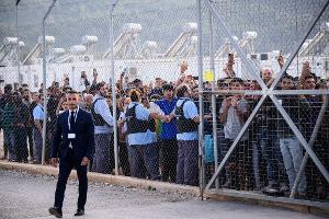 Bewohner des Flüchtlingslagers reagierten im Oktober 2024 sehr emotional und mit "Germany"-Rufen auf den Besuch von Bundespräsident Steinmeier bei der Registrierungs- und Aufnahmeeinrichtung für Geflüchtete in Malakasa, nördlich von Athen. (Archivbild)
