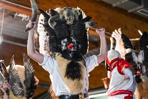 Zum Klaasohm-Fest auf Borkum gehörte bis zum vergangenen Jahr das Schlagen von Frauen mit Kuhhörnern. (Archivbild)