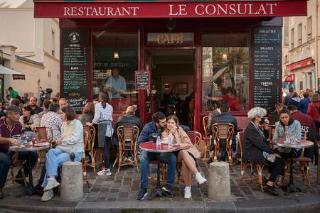 Pariser Cafe mit Menschen