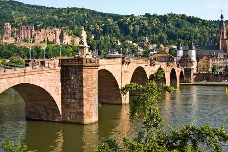 Die ALtstadt von Heidelberg mit Neckarbrücke
