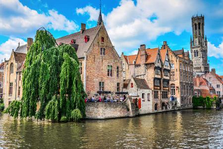 Kanal mit Wasser vor der historischen Stadt Brugge