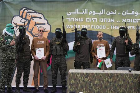 Die Hamas hat im Rahmen eines Abkommens mit Israel drei weitere Geiseln freigelassen. Die Hamas hat im Rahmen eines Abkommens mit Israel drei weitere Geiseln freigelassen.