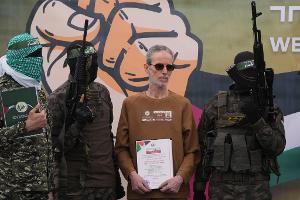 Auf einer Bühne mussten sich die Geiseln bei ihrer Freilassung israelischen Medien zufolge bei der Hamas für die "Fürsorge" während ihrer Geiselhaft bedanken.