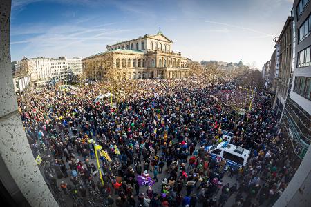 Auf dem Opernplatz in Hannover protestieren Menschen gegen Rechtsextremismus. 
