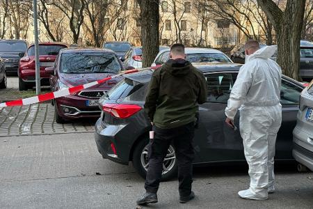 Nach einer Gewalttat in Berlin-Marzahn untersuchen Beamte der Spurensicherung ein Auto. Nach einer Gewalttat in Berlin-Marzahn untersuchen Beamte der Spurensicherung ein Auto.