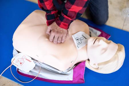Bei einem Herz-Kreislauf-Stillstand ist eine Herzdruckmassage gefragt. In Kursen wird das richtige Vorgehen an einer Puppe geübt. 