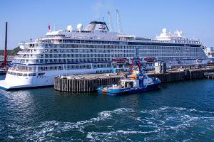 Die "Viking Star" - hier im Hafen von Rügen - macht einen Bogen um die erdbebengeplagte Insel Santorini. (Archivfoto)