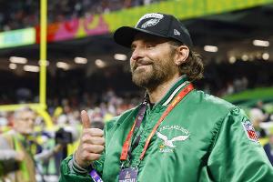 Bradley Cooper und mehr: Diese Superstars waren beim Super Bowl dabei