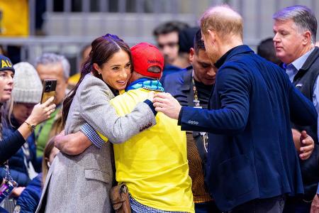Invictus Games: Harry und Meghan nehmen sich viel Zeit für die Fans Invictus Games: Harry und Meghan nehmen sich viel Zeit für die Fans