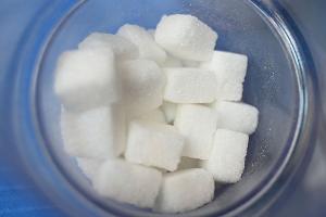 Viele Konsumenten wünschen sich Umfragen zufolge weniger Zucker in Fertiglebensmitteln.