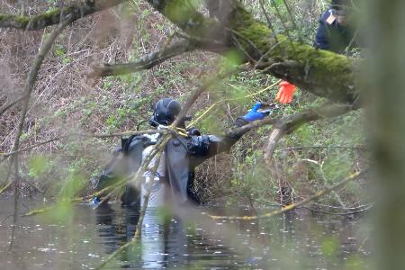 Kurz nach der Leiche der Mutter des Babys wurde die Leiche der Großmutter in einem Teich in der Nähe von Karlsruhe entdeckt. (Archivbild) Kurz nach der Leiche der Mutter des Babys wurde die Leiche der Großmutter in einem Teich in der Nähe von Karlsruhe entdeckt. (Archivbild)
