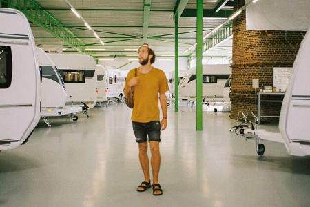 Wohnwagen, Ausstellung, Mann, Birkenstock