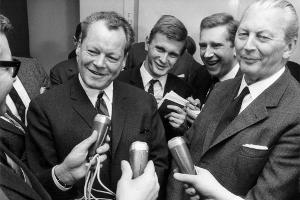 Die erste "Groko": CDU-Kanzlerkandidat Kurt Georg Kiesinger und SPD-Chef Willy Brandt besiegeln 1966 das Bündnis aus Union und Sozialdemokraten, die zusammen auf fast 87 Prozent der Stimmen kamen (2021: 50 Prozent).