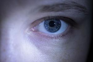 Wer nachts schlecht sieht, ist in vielen Fällen nicht von echter Nachtblindheit betroffen. 