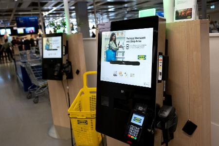 Im Ikea-Einrichtungshaus in Düsseldorf gibt es seit Mai 2024 testweise nur noch SB-Kassen. Das Konzept soll möglicherweise bundesweit auf andere Filialen übertragen werden. 