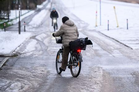 Gefrierender Regen und Schnee macht viele Straßen gefährlich glatt. (Archivbild)