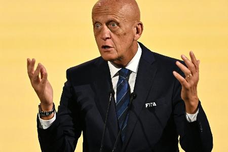 Für den Ball: Collina verlängerte WM-Finale 2002 absichtlich Für den Ball: Collina verlängerte WM-Finale 2002 absichtlich