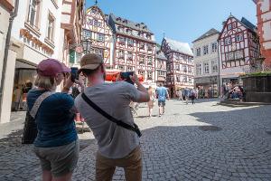 Touristen im Fachwerk-Städtchen Bernkastel-Kues. Die Lust aufs Reisen ist ungebrochen. (Archivbild)