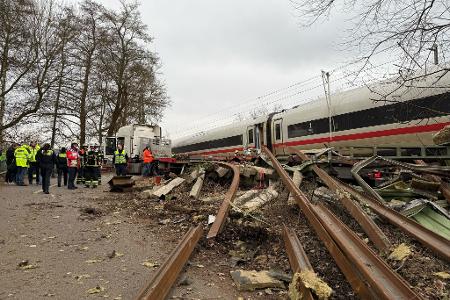 Auf der Bahnstrecke Hamburg-Harburg - Buchholz sind am Nachmittag ein ICE der Deutschen Bahn und ein Sattelzug zusammengestoßen