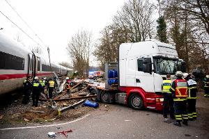 Ein Toter und elf Verletzte - das ist Bilanz des schweren Zugunglücks an der Stadtgrenze von Hamburg. 