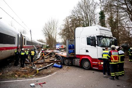 Ein Toter und elf Verletzte - das ist Bilanz des schweren Zugunglücks an der Stadtgrenze von Hamburg. Ein Toter und elf Verletzte - das ist Bilanz des schweren Zugunglücks an der Stadtgrenze von Hamburg.