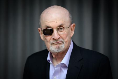 Seit dem Attentat ist Salman Rushdie stets mit Brille zu sehen. (Archivbild)