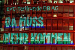 Mit einer Protestaktion am Bahntower am Vorabend der Verhandlungen verlieh die EVG ihren Forderungen Nachdruck.