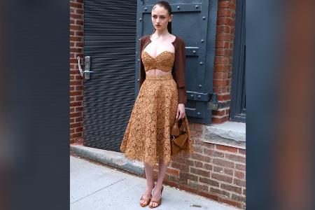 Fashion Week in New York: Leni Klum begeistert im Spitzen-Look Fashion Week in New York: Leni Klum begeistert im Spitzen-Look