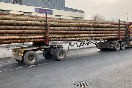 Überladener Holz-Lkw