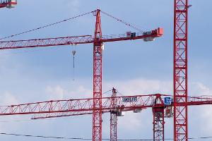 Baukräne werden in den kommenden Jahren seltener zu sehen sein. Laut Forschergruppe Euroconstruct wird sich die Talfahrt des deutschen Wohnungsbaus fortsetzen. (Foto: Illustration)