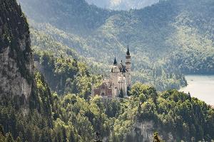 Mehr als eine Million Menschen besuchten 2024 das Schloss Neuschwanstein in Schwangau. (Archivbild)