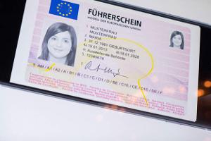 Weg frei für digitalen Führerschein und Fahrzeugschein