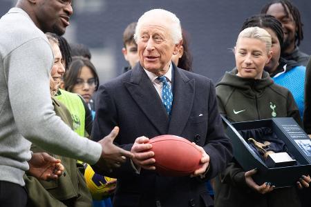 Royaler Touchdown: König Charles probiert sich am American Football Royaler Touchdown: König Charles probiert sich am American Football