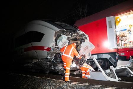 Der ICE stieß an einem Bahnübergang im Süden Hamburgs gegen einen Lastwagen.