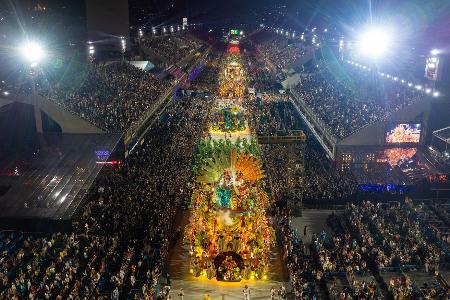 Zehntausende auf den Tribünen und in Logen sowie Millionen vor dem Fernseher in Brasilien und weltweit verfolgen für gewöhnlich die Umzüge auf dem riesigen Laufsteg. (Archivbild)