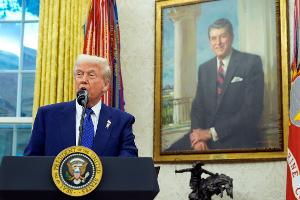 Zwischen US-Präsident Donald Trump und Russlands Präsident Wladimir Putin soll es vermutlich in Saudi-Arabien zu einem Treffen kommen (Archivbild). 