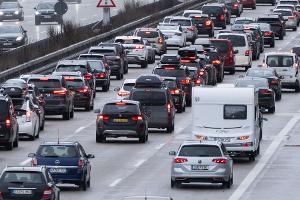 Der ADAC warnt vor Stau auf deutschen Autobahnen. (Archivbild)