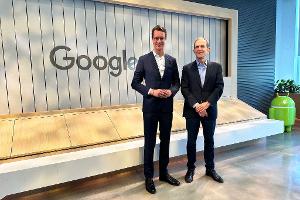 NRW-Ministerpräsident Hendrik Wüst bei einer Reise durch Kalifornien an der Seite von Google-Manager Kent Walker im April 2024 - nun haben sie sich in Berlin wiedergetroffen.