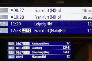 Immer mehr Züge der Bahn fallen aus. Oft liegt das an Streiks oder dem Wetter, oft aber auch an der Bahn selbst. (Archivbild)