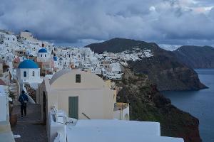Die griechische Insel Santorini ist für die weißen Häuser und blauen Dächer bekannt. Das beliebte Urlaubsziel ist mittlerweile dicht bebaut. (Archivbild)