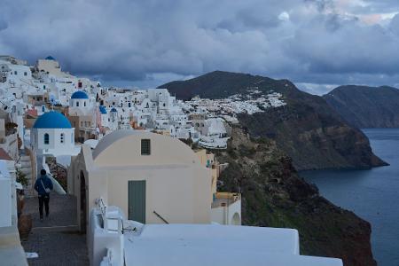 Die griechische Insel Santorini ist für die weißen Häuser und blauen Dächer bekannt. Das beliebte Urlaubsziel ist mittlerweile dicht bebaut. (Archivbild)