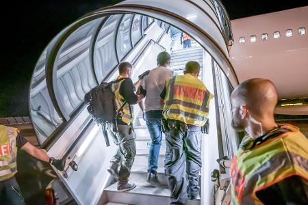 Nach der Machtübernahme durch die Taliban 2021 gab es einen Abschiebeflug aus Deutschland nach Kabul. (Archivbild)